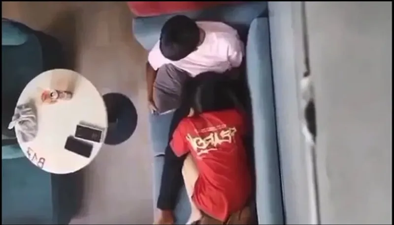 Quay lén người tình mút mút cho cô bạn gái nơi công cộng