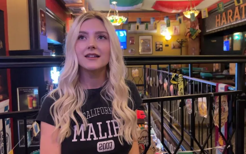 Eva elfie gạ một cchuối trai trúng số ở quán bar vào toilet