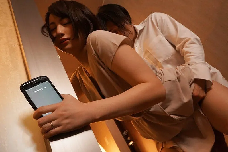 Vợ đi họp lớp rồi xoạc với nyc mặc cho ông xã ở nhà chờ