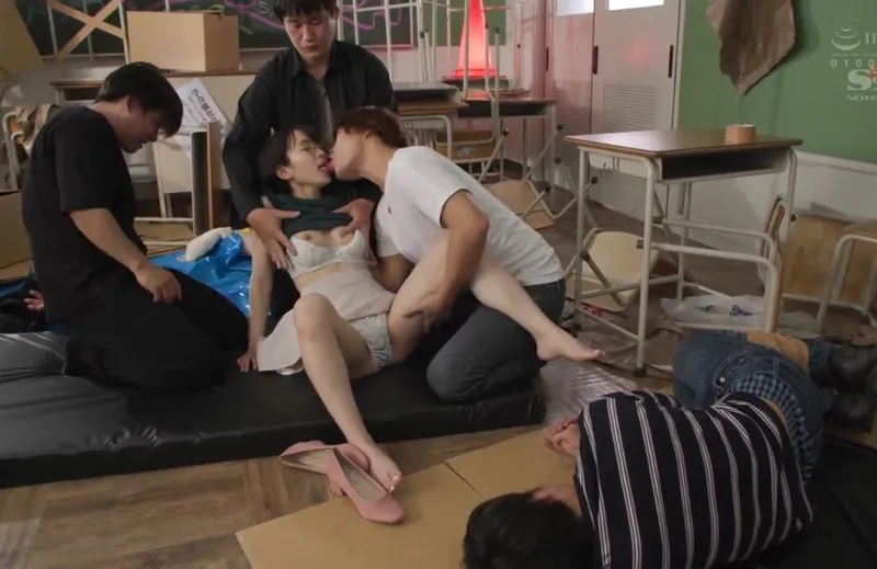 Giúp đỡ cậu thằng bồ bị bắt nạt, em học sinh dính vào đám côn đồ biến thái